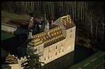 Ch'teau de Marigny le Cahouet (Toit Bourgogne) entoure de douves