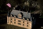 Certain château donne leur meilleur vue depuis le ciel. Ici,  Azay le Rideau, entouré de douves.
