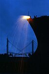 Meme la nuit, le chantier de demolition est en ebulition.
