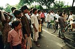 Sortie des studis de cinéma de Dhaka. Des heures d'attente pleines de curiosité.