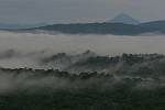 Ecuador - Napo - Amazonie - Punta Ahuano
La brume recouvre les reliefs et la foret, dans le fond, le volcan actif de Sumaco