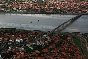 Brasil - Maranhão state - Rio Anil separate the modern city and Historical City *** Bresil - Maranhao - Sao Luis - Rio Anil separant la ville moderne de l’ancienne cite